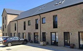 Modern 3 Bed Villa With Free Parking And Garden Close To City Center And Edinburgh Airport