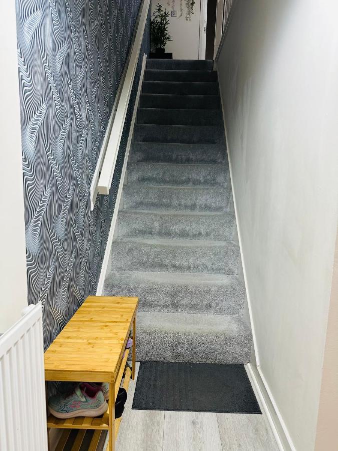 Modern 3 Bed Villa With Free Parking And Garden Close To City Center And Edinburgh Airport Exterior photo