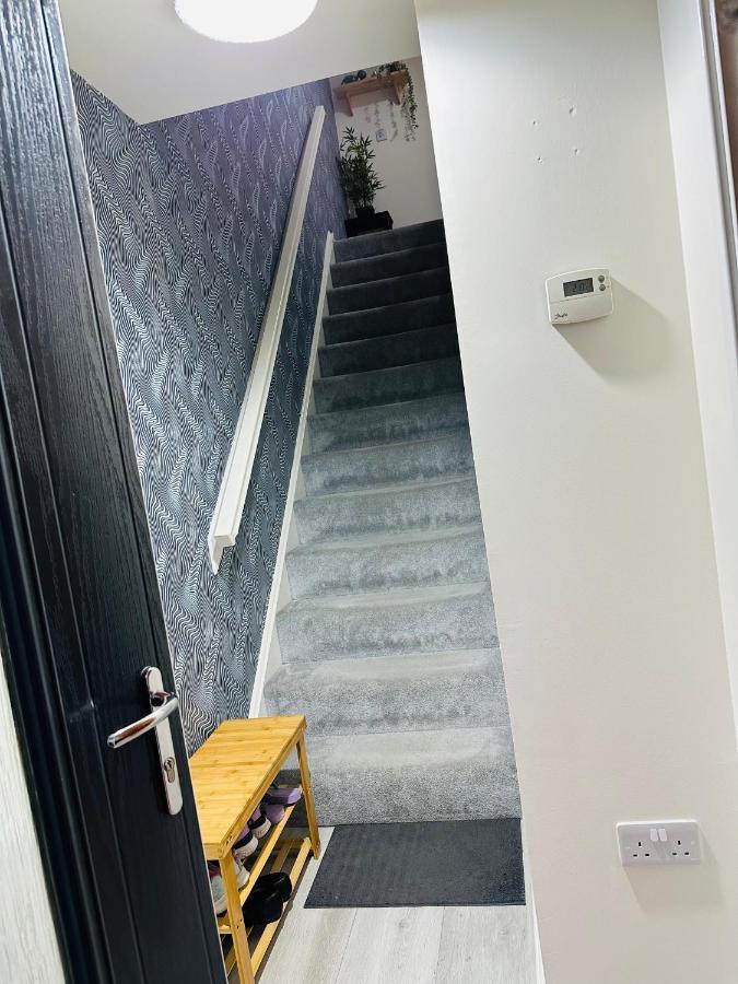 Modern 3 Bed Villa With Free Parking And Garden Close To City Center And Edinburgh Airport Exterior photo